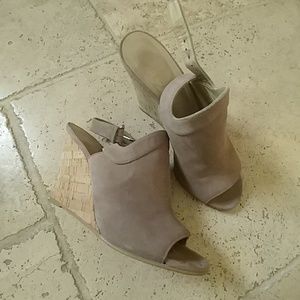 Stuart Weitzman sandals in Beige.